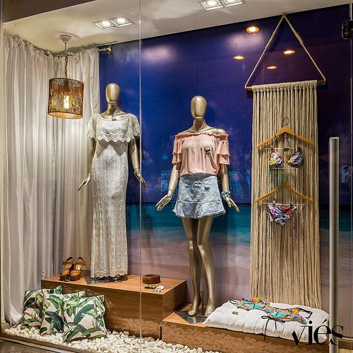 tendencias-en-decoracion-para-escaparates-de-tienda-de-ropa-mujer-verano-2023